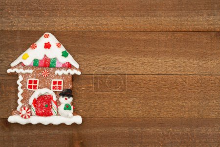 Foto de Casa de jengibre de Navidad en el fondo de vacaciones de madera envejecida para su invierno o mensaje de temporada - Imagen libre de derechos