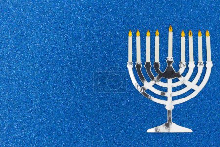 Foto de Tarjeta de felicitación de Hanukkah azul en blanco con menorah para su mensaje de vacaciones - Imagen libre de derechos