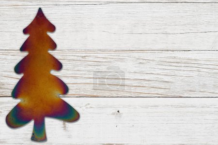 Foto de Árbol de Navidad sobre fondo de vacaciones de madera envejecida para su invierno o mensaje de temporada - Imagen libre de derechos