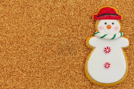 Téléchargez les photos : Bonhomme de neige sur fond de vacances matériau paillettes or pour votre message d'hiver ou saisonnier - en image libre de droit
