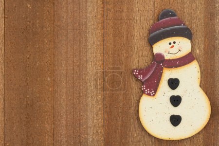Téléchargez les photos : Fond de vacances bonhomme de neige sur bois altéré pour votre message d'hiver ou saisonnier - en image libre de droit