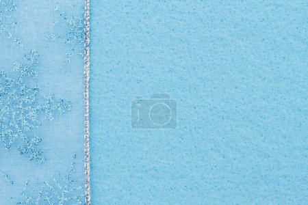 Foto de Copos de nieve sobre fondo de fieltro azul vacaciones de material para su invierno o mensaje de temporada - Imagen libre de derechos