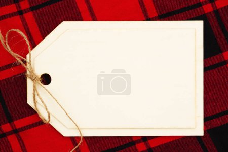 Téléchargez les photos : Carte cadeau vierge sur carreaux de buffle rouge pour votre message de vacances - en image libre de droit
