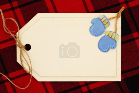 Foto de Tarjeta de regalo en blanco en cuadros de búfalo rojo para su mensaje de vacaciones - Imagen libre de derechos