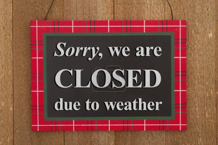 Téléchargez les photos : Désolé, nous sommes fermés en raison de la météo sur le bois altéré - en image libre de droit