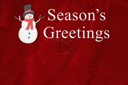Foto de Saludos de Temporada, Tela de felpa roja con fondo de muñeco de nieve con texto Saludos de Temporada con espacio de copia para su mensaje - Imagen libre de derechos