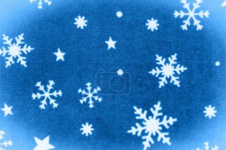 Foto de Copos de nieve blancos sobre fondo de vacaciones de material azul ay para su mensaje de invierno o de temporada - Imagen libre de derechos