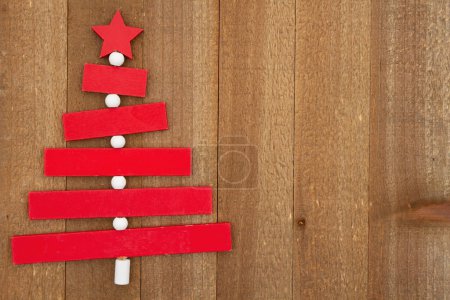 Téléchargez les photos : Arbre de Noël sur fond de vacances en bois altéré pour votre message d'hiver ou saisonnier - en image libre de droit
