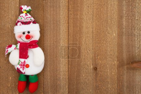 Foto de Fondo de vacaciones de muñeco de nieve en madera envejecida para su invierno o mensaje de temporada - Imagen libre de derechos