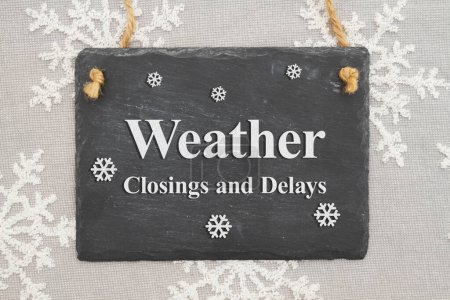 Téléchargez les photos : Message de fermeture et de retard météorologique sur un panneau de craie sur du tissu de flocon de neige - en image libre de droit