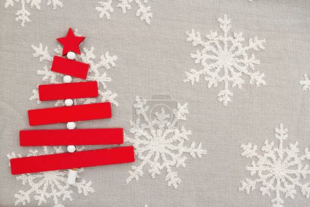 Foto de Árbol de Navidad rojo con copos de nieve blancos sobre fondo gris de vacaciones para su mensaje de invierno o de temporada - Imagen libre de derechos