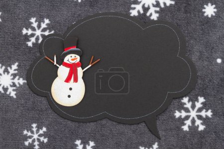 Téléchargez les photos : Panneau de craie à bulles vierge avec un bonhomme de neige sur du tissu de flocon de neige pour votre message d'hiver ou de saison - en image libre de droit