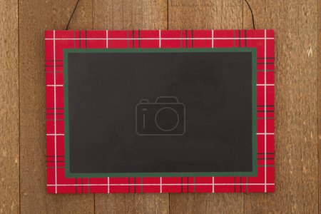 Téléchargez les photos : Panneau en bois rouge vierge sur panneau de vacances en bois altéré pour votre message d'hiver ou de saison - en image libre de droit