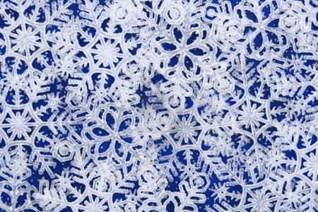 Téléchargez les photos : White and blue snowflakes winter season background for your winter or seasonal message - en image libre de droit