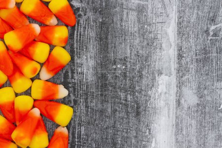 Téléchargez les photos : Bonbon maïs fond Halloween avec bois altéré pour vous bonbons de message de vacances - en image libre de droit