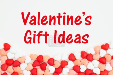 Téléchargez les photos : Valentine's Gift Ideas message on old fashion red and white candy hearts - en image libre de droit