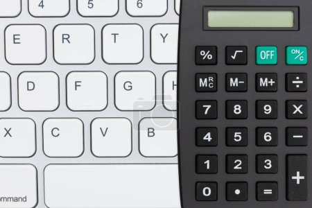 Téléchargez les photos : Calculator and a keyword for your message on making money online - en image libre de droit