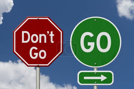 Téléchargez les photos : Go and Dont Go an arrow message on green street sign with blue sky - en image libre de droit