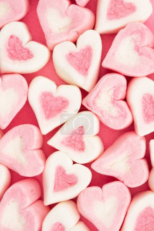 Téléchargez les photos : Pink and white candy heart love background for your valentine or anniversary message - en image libre de droit