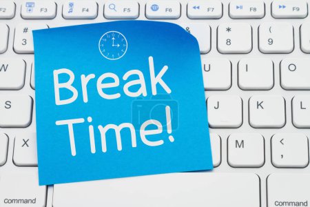Téléchargez les photos : Break Time message on a blue sticky note on a gray computer keyboard for time to take a break from screen time message - en image libre de droit