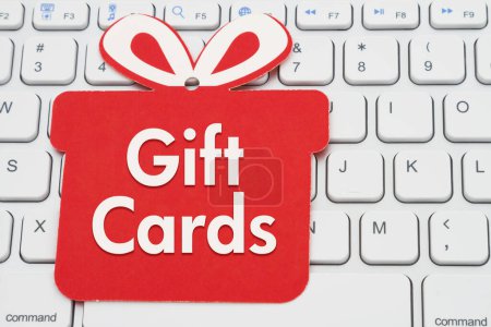 Téléchargez les photos : Gift Cards message on red gift tag on a keyboard for your holiday online shopping message - en image libre de droit