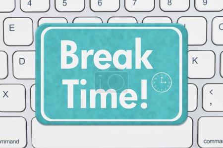 Téléchargez les photos : Break Time message on a blue sign on a gray computer keyboard for time to take a break from screen time message - en image libre de droit