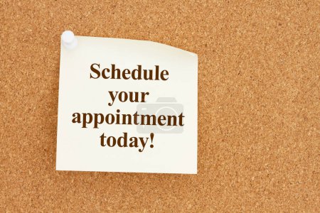 Téléchargez les photos : Schedule your appointment today message on yellow sticky note with a pushpin on a corkboard - en image libre de droit