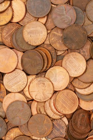 Foto de Lots of pennies money background for your financial or savings message - Imagen libre de derechos