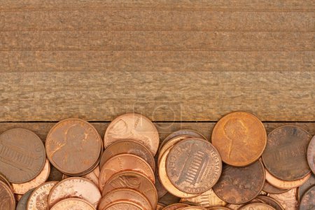 Foto de Lots of pennies money background with weathered wood for your financial or savings message - Imagen libre de derechos
