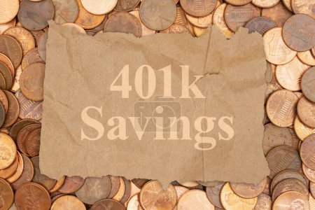 Téléchargez les photos : 401k Saving message on butcher paper on lots of pennies money for your financial or retirement message - en image libre de droit