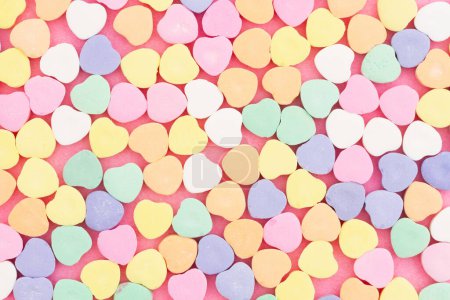 Téléchargez les photos : Lots of candy hearts love background for your romance or dating message - en image libre de droit