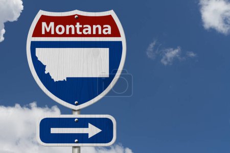Téléchargez les photos : Road trip au Montana, autoroute inter-états rouge, blanc et bleu avec le mot Montana et la carte du Montana avec le fond du ciel - en image libre de droit
