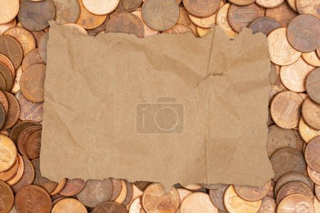 Téléchargez les photos : Papier de boucher vierge sur beaucoup de pièces d'argent fond pour votre message financier ou d'épargne - en image libre de droit