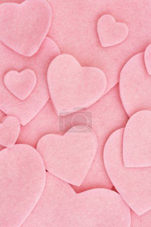 Téléchargez les photos : Lots of pink felt hearts love background for your romance or dating message - en image libre de droit