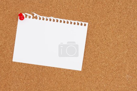 Foto de Blank card paper with a pushpin on a corkboard for your message or information - Imagen libre de derechos