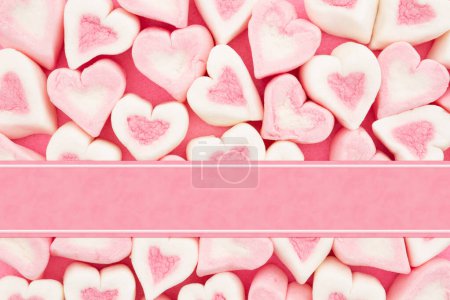 Téléchargez les photos : Bonbons rose et blanc coeur amour fond avec ruban pour votre message de Saint-Valentin ou anniversaire - en image libre de droit