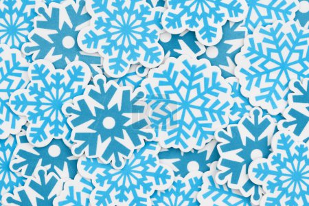 Téléchargez les photos : Lots of blue snowflakes winter background for your season or cold message - en image libre de droit