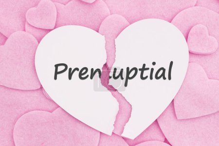 Téléchargez les photos : Prenuptial message on a torn paper heart with lots of pink felt hearts - en image libre de droit