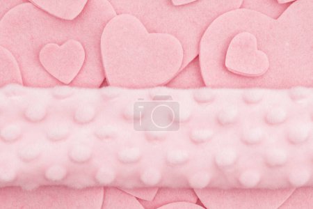Téléchargez les photos : Lots of pink felt hearts with plush banner love background for your romance or dating message - en image libre de droit