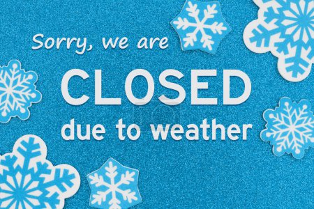 Téléchargez les photos : Sorry we are Closed due to weather message on banner with blue snowflakes - en image libre de droit