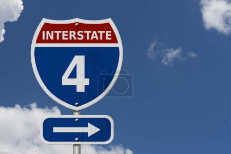 Téléchargez les photos : USA Interstate 4 panneau routier, rouge, blanc et bleu panneau routier inter-états avec le numéro 4 avec fond ciel - en image libre de droit
