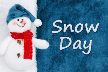 Mensaje del Día de la Nieve con un muñeco de nieve con material polar azul con borde blanco
