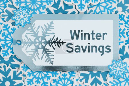 Foto de Mensaje de ahorro de invierno en una etiqueta de regalo con copos de nieve azules para el mensaje de ventas de invierno - Imagen libre de derechos