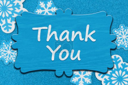 Foto de Mensaje de agradecimiento en letrero de madera en copos de nieve en material de brillo azul - Imagen libre de derechos
