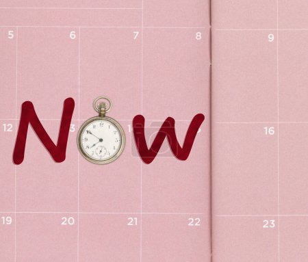 Foto de Ahora mensaje en un calendario rosa con viejo reloj de bolsillo - Imagen libre de derechos