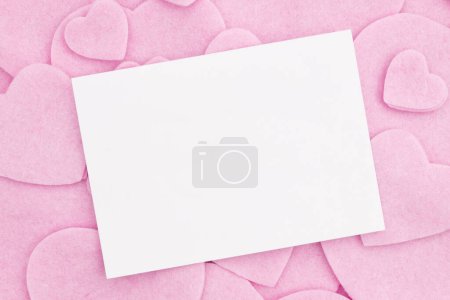 Foto de Tarjeta de felicitación en blanco con muchos corazones rosados para decir gracias a sus clientes - Imagen libre de derechos