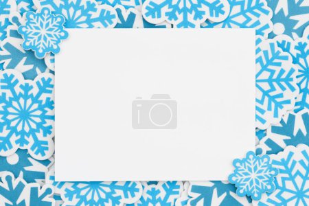 Foto de Tarjeta de felicitación en blanco con copos de nieve azules para el mensaje de invierno o frío - Imagen libre de derechos