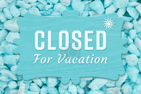 Téléchargez les photos : Fermé pour message de vacances sur un panneau avec des rochers de plage bleus - en image libre de droit