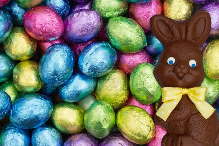 Téléchargez les photos : Blank shiny Easter eggs greeting card with chocolate Easter Bunny for your holiday message - en image libre de droit