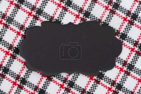 Téléchargez les photos : Étiquette de tableau blanc sur du matériel à carreaux noir, rouge et blanc avec espace de copie pour votre message - en image libre de droit